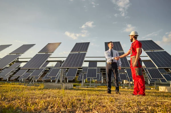 Övervakare och ingenjör skakar hand i solkraftfältet — Stockfoto