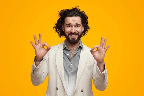 Homem étnico positivo em terno mostrando aprovação ok gesto — Fotografia de Stock