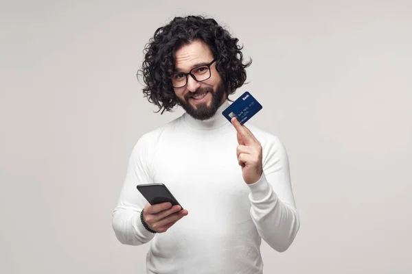 Ευτυχής άνθρωπος που χρησιμοποιεί πιστωτική κάρτα για την πληρωμή στο smartphone — Φωτογραφία Αρχείου