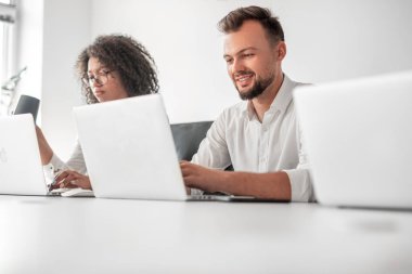 Ofisteki ağları kullanan çeşitli yöneticiler