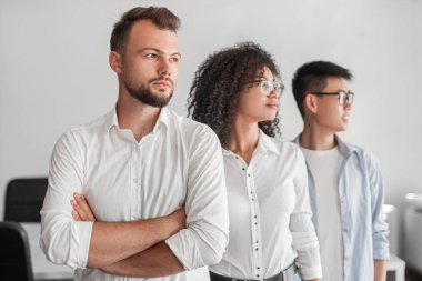 Çok ırklı iş arkadaşları aydınlık ofise bakmıyorlar.