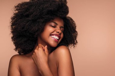 İyimser siyah model boyuna dokunuyor.