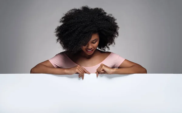 Afro-Amerikan modeli boş posteri gösteriyor — Stok fotoğraf