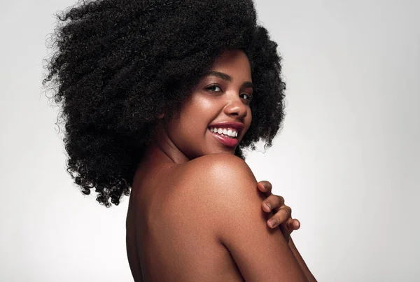 Glada svart kvinna vidrör bara axeln — Stockfoto