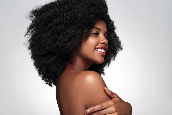 Positive black model touching bare shoulder — Stock Photo, Image