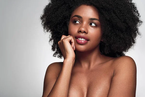 Drömmande afroamerikansk kvinna under spa session — Stockfoto