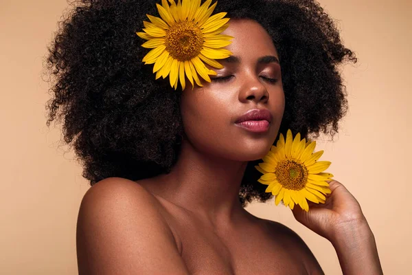 Zwart Vrouwelijk Model Met Blote Schouders Zonnebloemen Krullend Haar Sluiten — Stockfoto