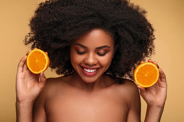 Mujer Negra Feliz Con Hombros Desnudos Pelo Rizado Sonriendo Con — Foto de Stock