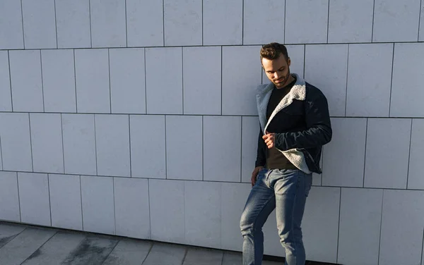 Stilfuld Mand Trendy Tøj Lænet Flisebelagt Væg Moderne Bygning Mens - Stock-foto