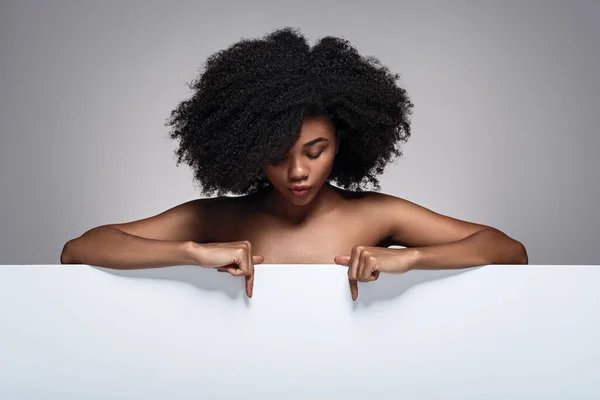 Jeune Femme Noire Aux Cheveux Bouclés Aux Épaules Nues Pointant — Photo