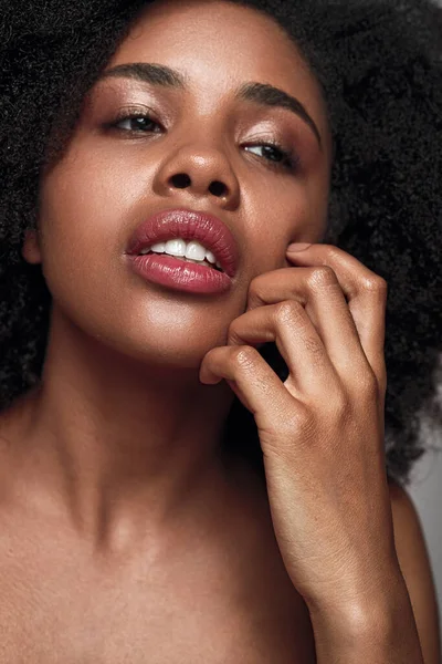 Nieszczęśliwa Afroamerykanka Modelka Odwracając Wzrok Drapiąc Skórę Policzku Będąc Niezadowolona — Zdjęcie stockowe
