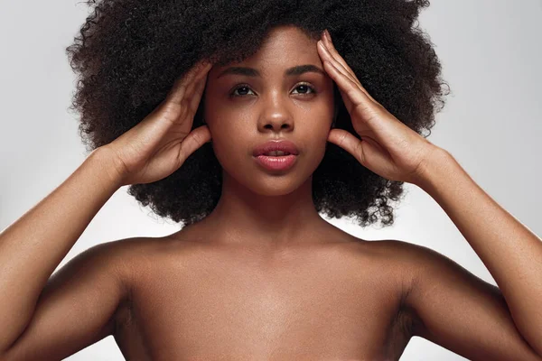 Černá Žena Holými Rameny Afro Účes Dotýkající Spánků Při Pohledu — Stock fotografie