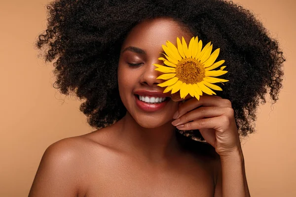Glada Ung Svart Kvinna Med Bara Axlar Och Afro Frisyr — Stockfoto