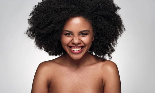 Optimistische Jonge Afro Amerikaanse Vrouw Met Blote Schouders Afro Kapsel — Stockfoto