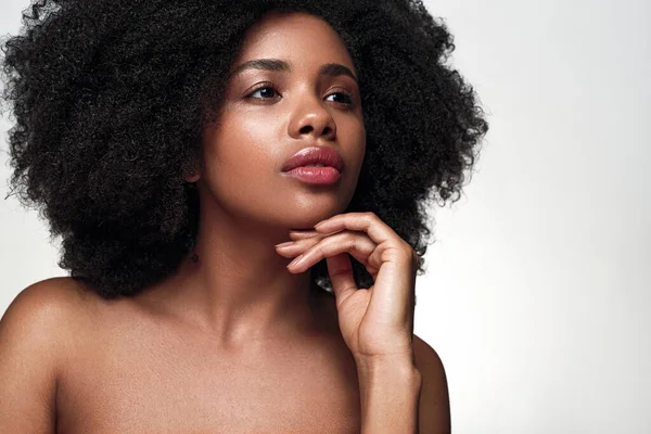Töprengő Afro Amerikai Női Modell Csupasz Vállak Göndör Haj Megható — Stock Fotó