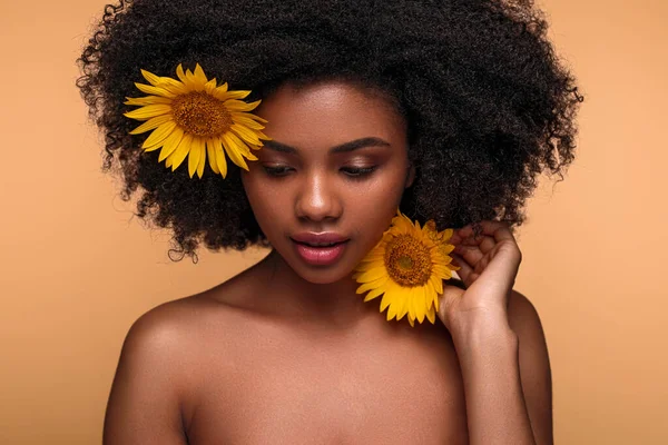 African American Female Bare Shoulders Curly Hair Touching Face Fresh — Stock Photo, Image