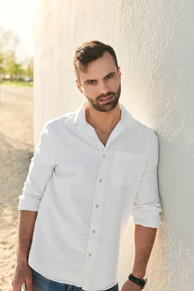 Joven Hombre Turco Barbudo Confiado Con Cabello Oscuro Camisa Blanca — Foto de Stock