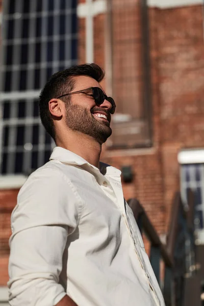 Glad Etnisk Man Vit Skjorta Och Snygga Solglasögon Lutande Räcke — Stockfoto