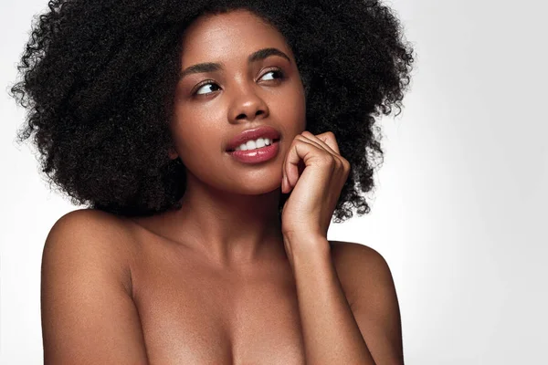 Pretty African American Female Model Bare Shoulders Curly Hair Touching — Stock Photo, Image