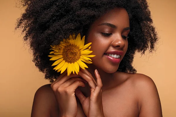 Mujer Afroamericana Contenta Con Hombros Desnudos Piel Limpia Sonriendo Poniendo — Foto de Stock
