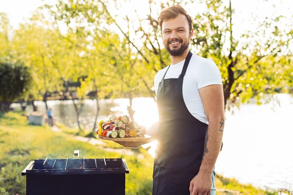 Encantado Jovem Chef Barbudo Avental Sorrindo Olhando Para Câmera Enquanto — Fotografia de Stock