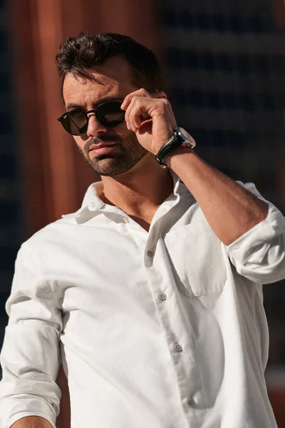 Hombre Étnico Barbudo Joven Seguro Mismo Con Cabello Oscuro Camisa —  Fotos de Stock