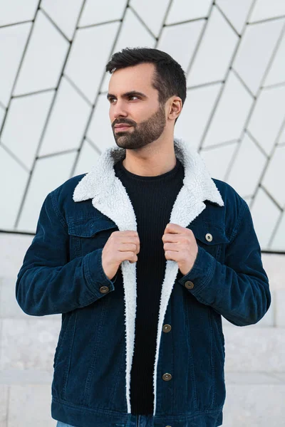 Confiado Joven Étnico Con Cabello Oscuro Barba Chaqueta Moda Mirando —  Fotos de Stock