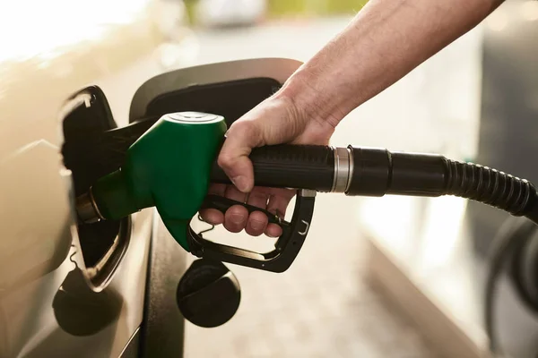 Tanınmayan Bir Erkeğin Gündüz Vakti Benzin Istasyonundaki Yakıt Deposuna Pompa — Stok fotoğraf