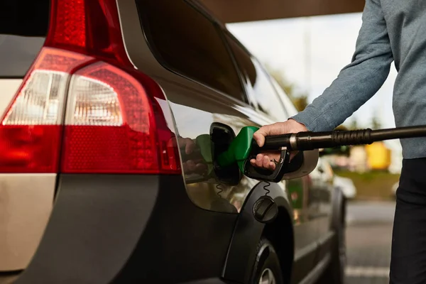 Mann Freizeitkleidung Steckt Benzinpumpe Bei Tankstellenbesuch Tagsüber Fahrzeug — Stockfoto