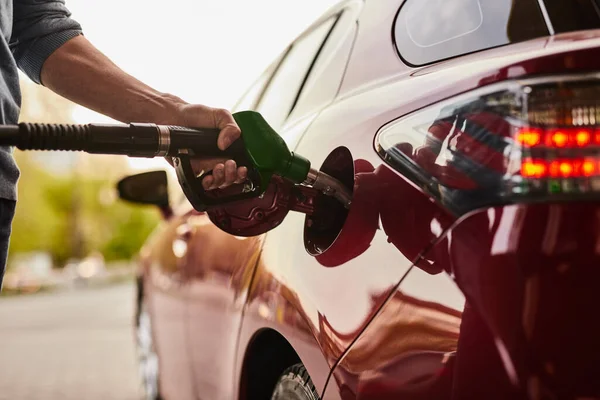 Hombre Irreconocible Usando Manguera Con Boquilla Para Llenar Tanque Combustible —  Fotos de Stock