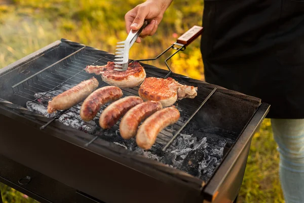 Výše Uvedeného Anonymní Muž Lisování Vepřový Steak Kleštěmi Grilu Strouhání — Stock fotografie