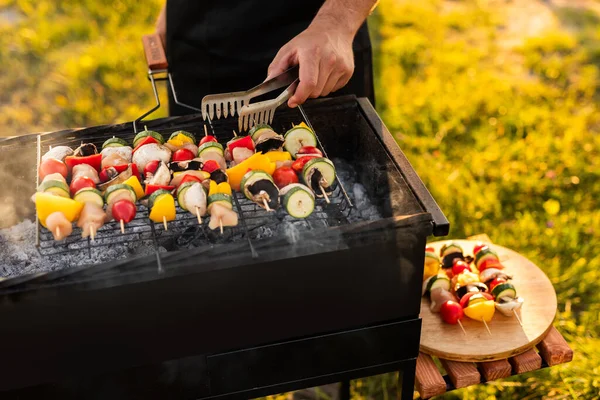 Crop Unrecognizable Male Chef Apron Preparing Veggie Kebabs Charcoal Grill — Stock Photo, Image