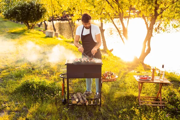 Masculino Barbudo Cuerpo Completo Delantal Cocinando Carne Parrilla Durante Picnic — Foto de Stock