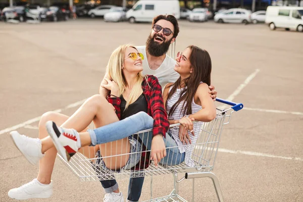 Jovem Alegre Barbudo Cara Roupa Casual Óculos Sol Rindo Abraçando — Fotografia de Stock