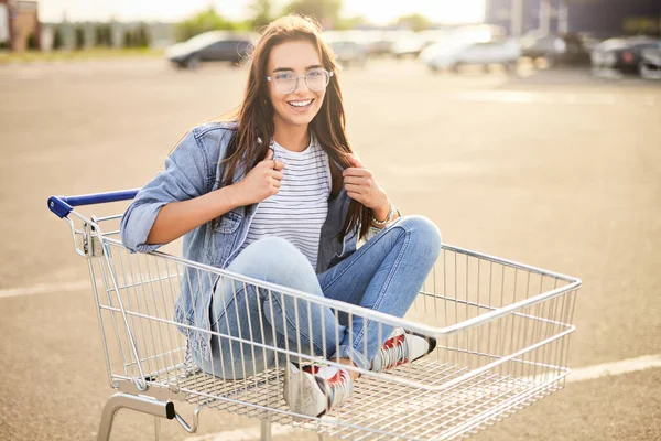 Jovem Feliz Com Cabelos Longos Escuros Ajustando Jaqueta Jeans Olhando — Fotografia de Stock