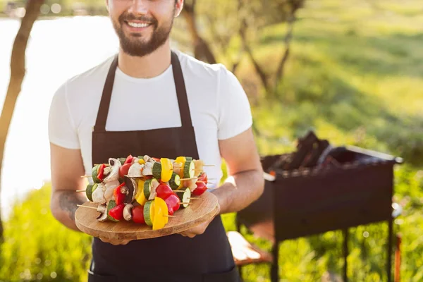 Cultivo Irreconocible Joven Barbudo Chef Masculino Delantal Demostrando Bandeja Madera — Foto de Stock