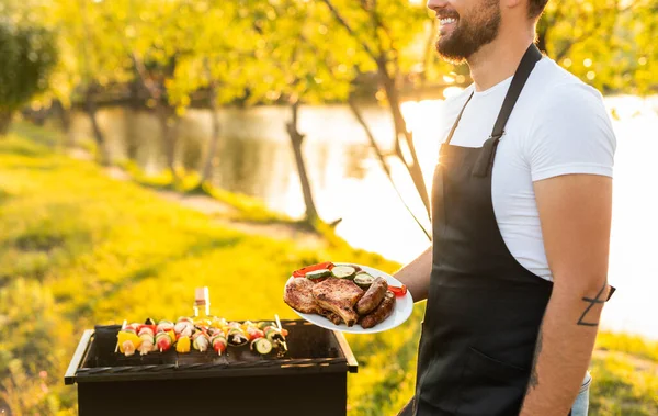 Ein Bis Zur Unkenntlichkeit Bärtiger Mann Weißem Shirt Und Schürze — Stockfoto