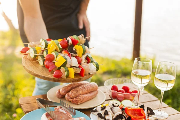 Arriba Anónimo Plato Masculino Con Brochetas Verduras Pollo Mesa Cerca — Foto de Stock