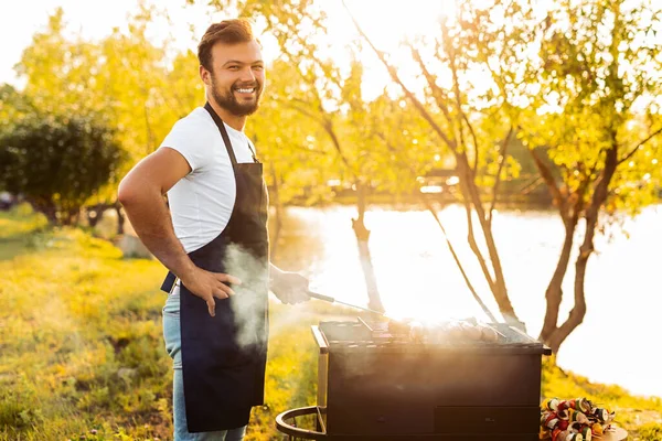 Vista Lateral Jovem Chef Barbudo Alegre Roupas Casuais Avental Sorrindo — Fotografia de Stock