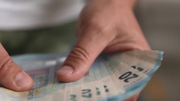 Close Dos Dedos Uma Mão Contando Notas Euros Mãos Masculinas — Vídeo de Stock