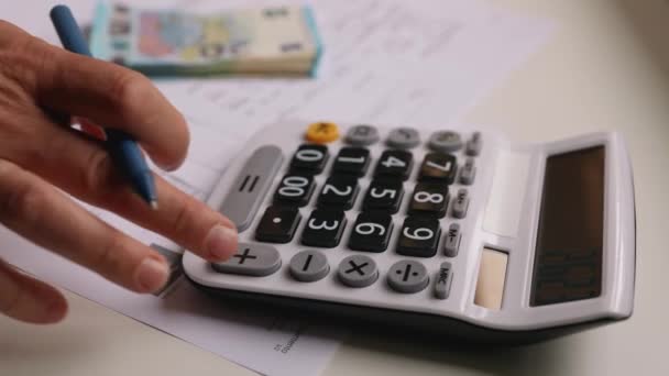 Gros Plan Mains Homme Faire Des Calculs Sur Les Factures — Video