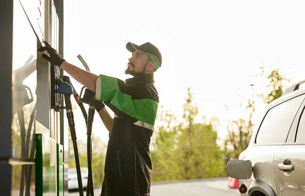 Oldalnézet Koncentrált Fiatal Szakállas Férfi Munkavállaló Egyenruhás Nyomógombok Gazdaság Benzinpumpa — Stock Fotó