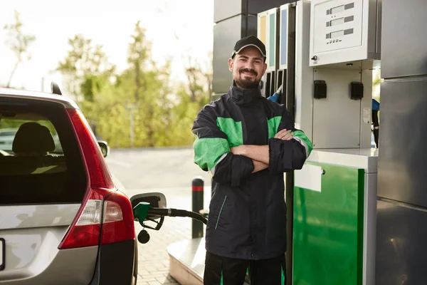 Självsäker Skäggig Man Uniform Korsning Armar Och Tittar Kameran Med — Stockfoto