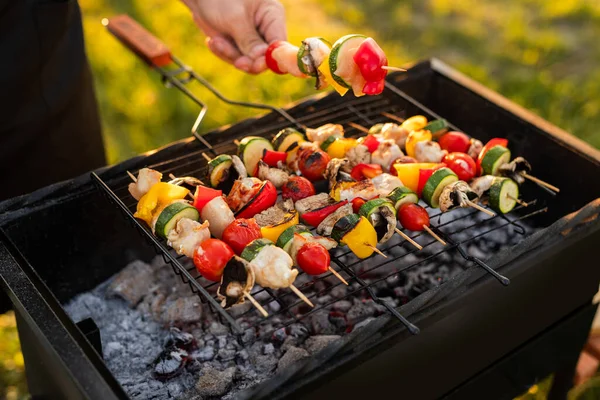 Dall Alto Anonimo Chef Maschile Che Organizza Spiedini Verdure Pollo — Foto Stock