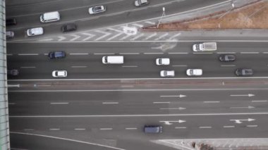 Şehir altyapısının ve otoyoldaki trafik sıkışıklığının havadan görüntüsü. Megapolis 'te demiryolundan geçen tren ve otobanın aşağısında..