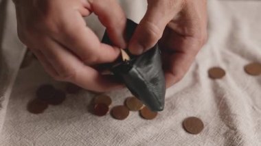 Erkek eller cüzdandan son parayı çıkarır. İflas ekonomik mali, gelir düşüşü, yoksulluk, işsizlik kavramı