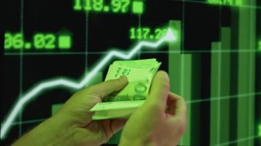 Piyasa düzelmesi ve başarılı büyüme eğilimi. Döviz kurundaki yatırım artışı. Animasyon yeşil çizgi grafiği üzerinden avro sayan adam yükseliyor. Yüksek kalite 4k görüntü