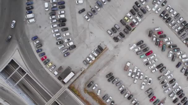 Drone Voa Lado Sobre Enorme Estacionamento Cidade Com Carros Imagens — Vídeo de Stock