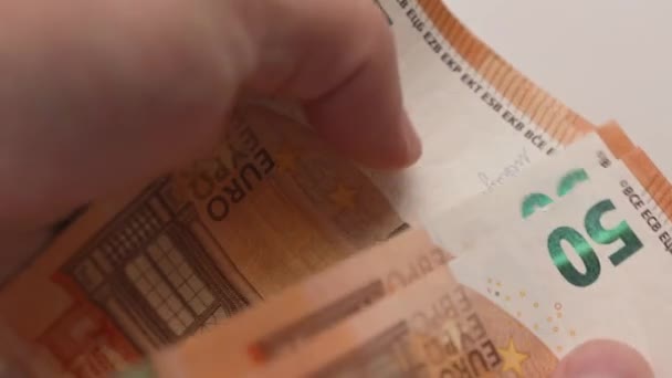 Close Van Mannelijke Handen Die Een Stapel Bankbiljetten Van Euro — Stockvideo