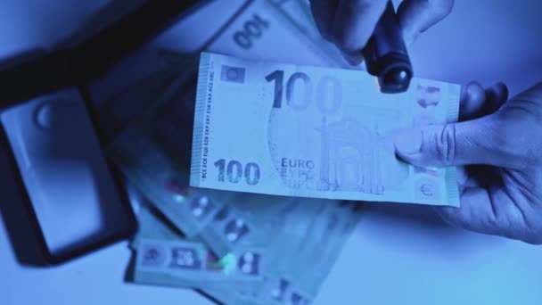 Χαρτονόμισμα Των Εκατό Ευρώ Μελετάται Κάτω Από Υπεριώδες Φως Άνθρωπος — Αρχείο Βίντεο